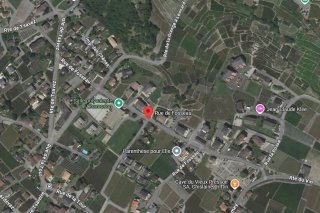 L'école de Chamoson donne sur la rue de Fosseau, une route cantonale